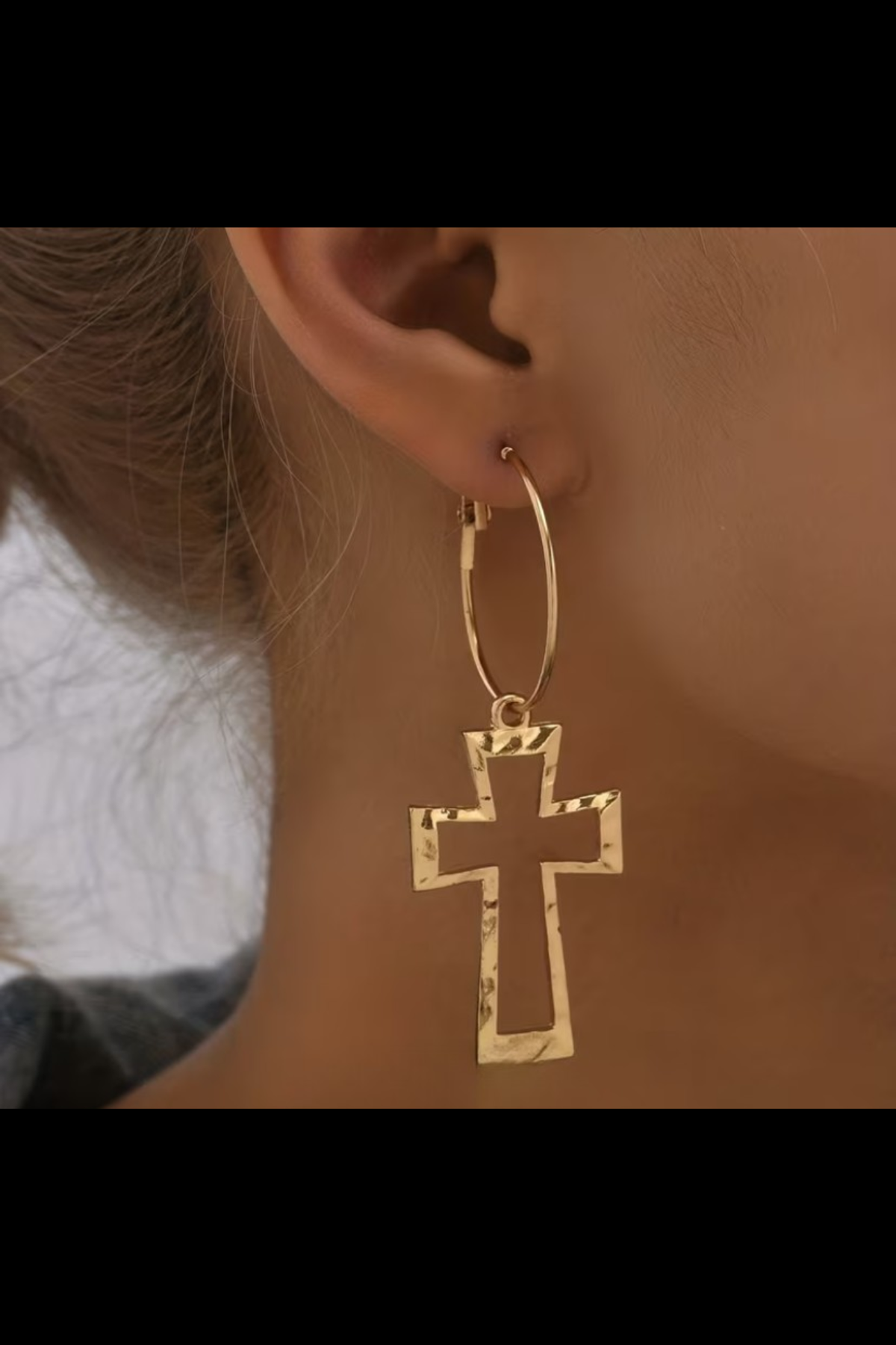 HAMMERED CROSS LOOP EARRINGS